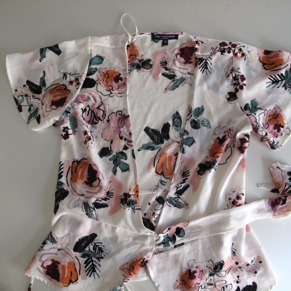 BLOUSE beautiful ONE CLOTHING Floral wrap style Size XS Loose sleeve ❤️
